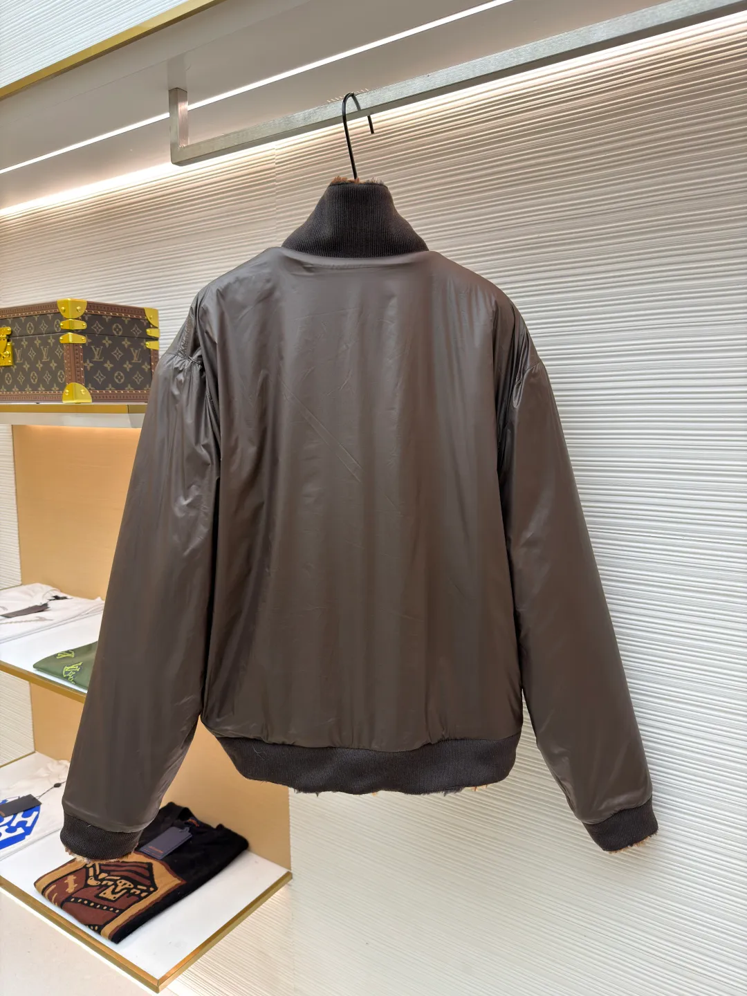 LOUIS VUITTON Teddy Polar Fleece Reversible Jacket ●Original version: Purchased and developed in 21999 ●Item number: 1680800-C10 ●Fabric: Polar fleece fabric ●Technology: Positioned cutting machine ●Version: Fitted version ●Weight: about 1185 grams ●Size: S-M-L-XL ●Description: yp consistent 88% polyester fiber 12% sheep wool blended yarn-dyed fabric versus dyed wool jacquard weaving Processed by a variety of complex processes, the wool is fluffy and dense, the wool is soft, light and fluffy, and the grain texture is full and even, which is different from the full polyester fabric version. The finished product feels more fluffy and soft after being pelletized. The pellet after blending is not easy to shed lint and lint. It comes with an antique bronze slider with orbital teeth. The overall wiring is straight and delicate, the fabric is comfortable and soft, and the color is consistent without color difference. It can be matched with the same style to create a fashionable look and control various occasions. Customized accessories, complete with three standards, same style for men and women!